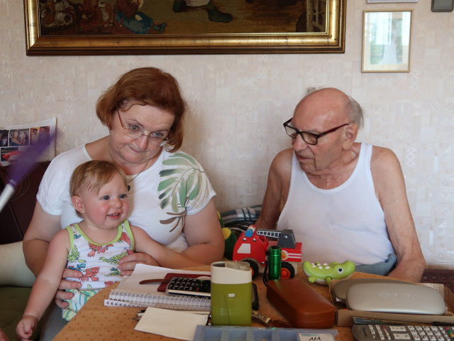 Nils, Brigitte und Johann in der Wohnung von Sabines Großeltern