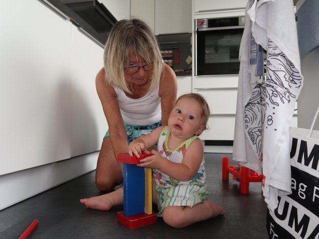 Mama und Nils im Haus meiner Eltern