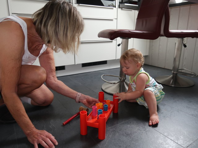 Mama und Nils im Haus meiner Eltern