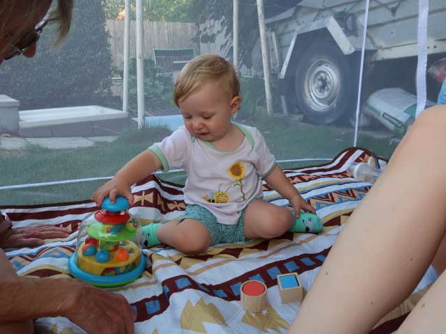 Mama, Nils und Sabine im Garten meiner Eltern (26. Aug.)