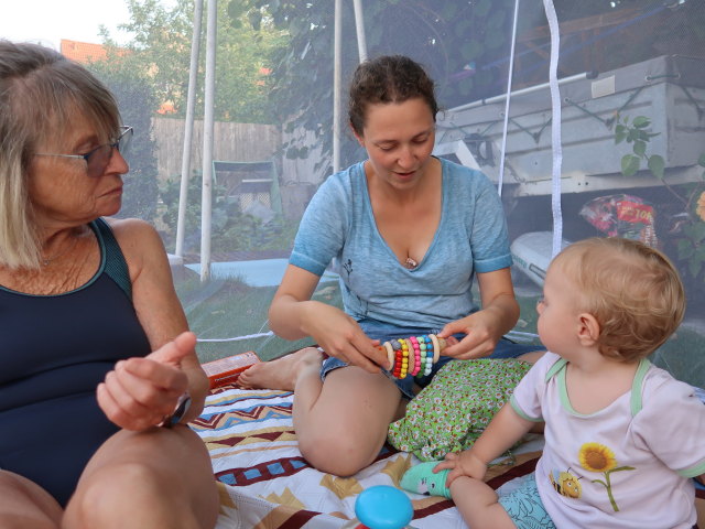 Mama, Sabine und Nils im Garten meiner Eltern (26. Aug.)