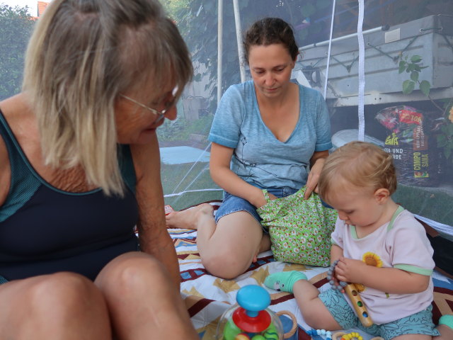 Mama, Sabine und Nils im Garten meiner Eltern (26. Aug.)