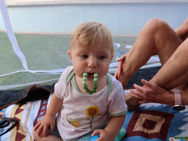 Nils und Mama im Garten meiner Eltern (26. Aug.)