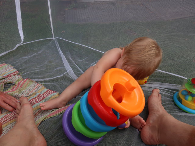 Nils im Garten meiner Eltern (29. Aug.)