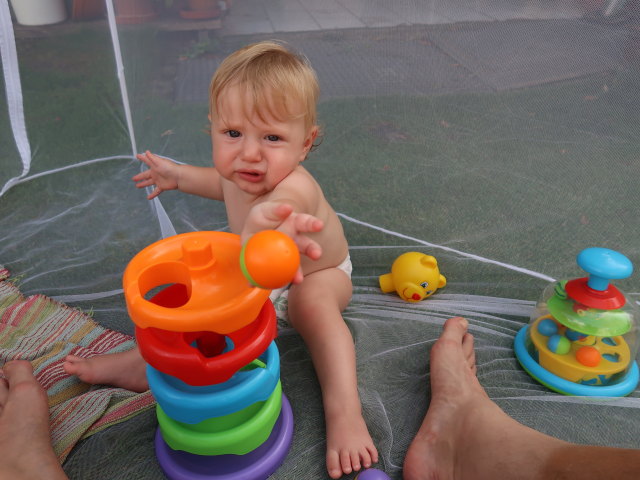 Nils im Garten meiner Eltern (29. Aug.)