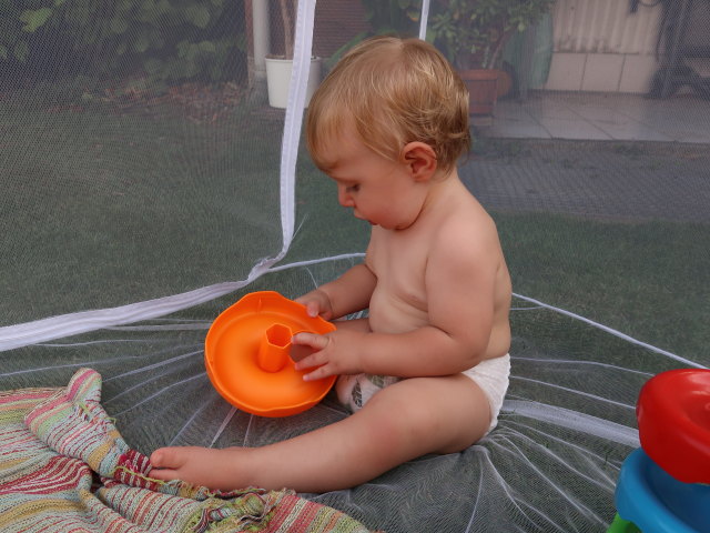 Nils im Garten meiner Eltern (29. Aug.)