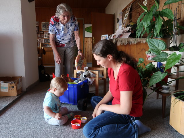 Nils, Oma und Sabine im Haus von Oma