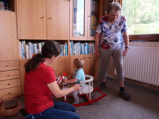 Sabine, Nils und Oma im Haus von Oma