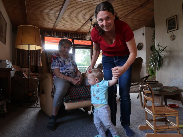 Oma, Nils und Sabine im Haus von Oma