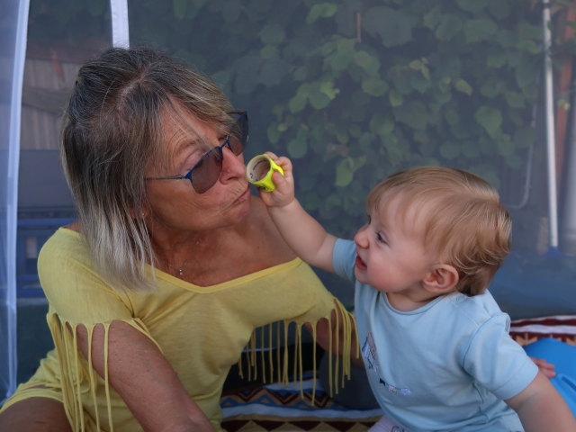 Mama und Nils im Garten meiner Eltern