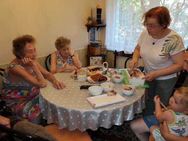 Herta, Helga, Brigitte, Nils und Sabine in der Wohnung von Sabines Großeltern