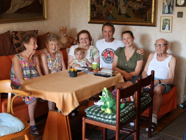 Herta, Helga, Nils, Brigitte, ich, Sabine und Johann in der Wohnung von Sabines Großeltern