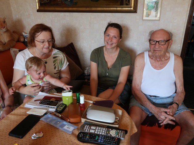 Nils, Brigitte, Sabine und Johann in der Wohnung von Sabines Großeltern