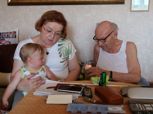 Nils, Brigitte und Johann in der Wohnung von Sabines Großeltern