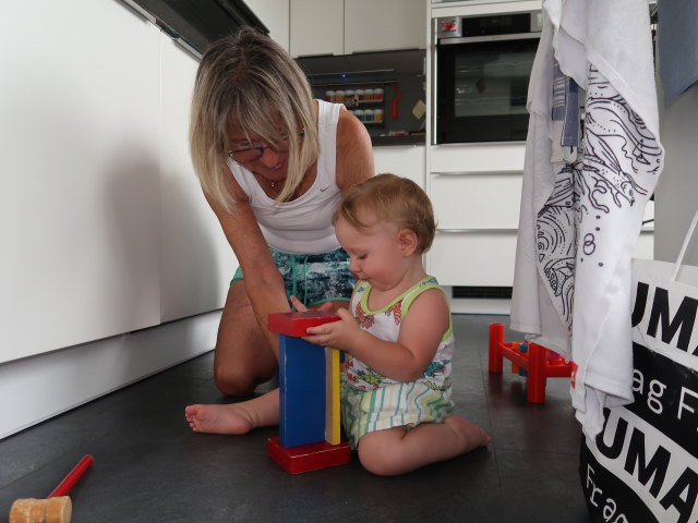 Mama und Nils im Haus meiner Eltern