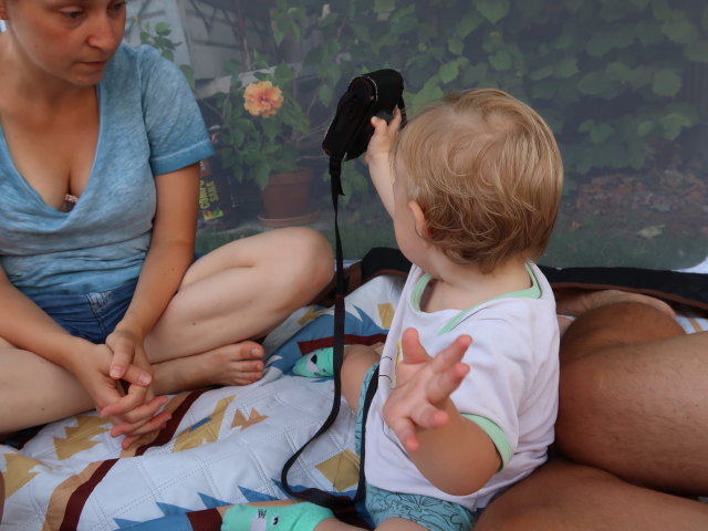 Sabine und Nils im Garten meiner Eltern (26. Aug.)