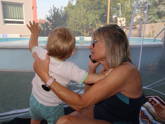 Nils und Mama im Garten meiner Eltern (26. Aug.)