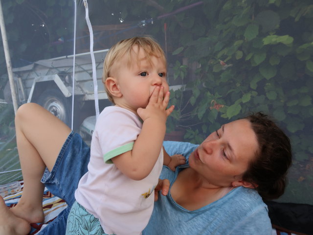 Nils und Sabine im Garten meiner Eltern (26. Aug.)