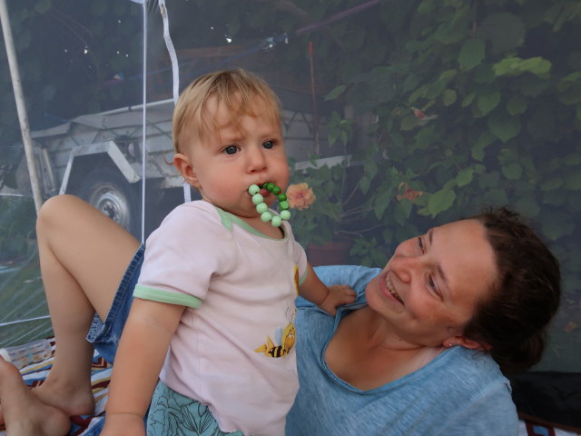 Nils und Sabine im Garten meiner Eltern (26. Aug.)