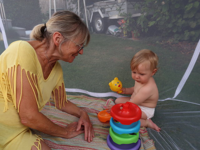 Mama und Nils im Garten meiner Eltern (29. Aug.)