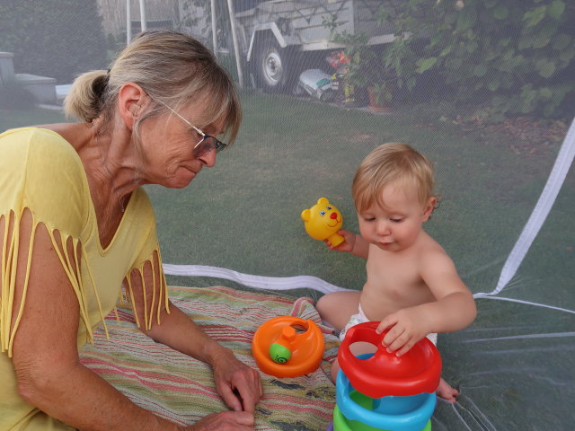 Mama und Nils im Garten meiner Eltern (29. Aug.)