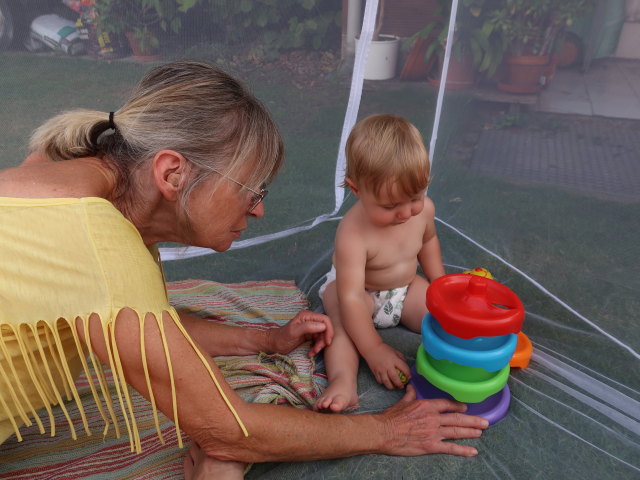 Mama und Nils im Garten meiner Eltern (29. Aug.)