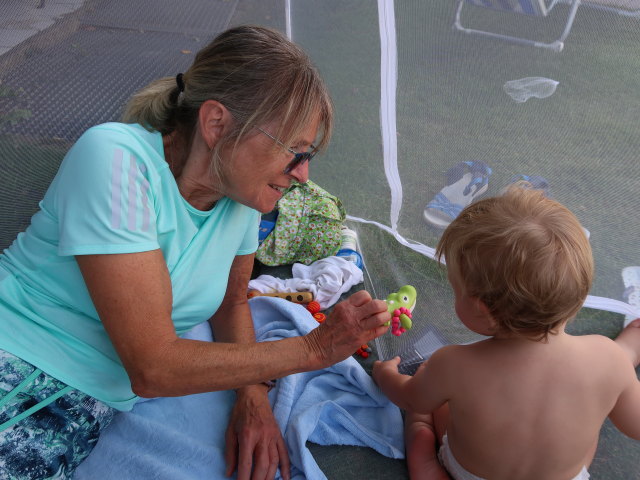 Mama und Nils im Garten meiner Eltern (3. Sep.)