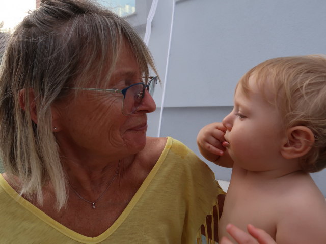 Mama und Nils im Garten meiner Eltern (4. Sep.)