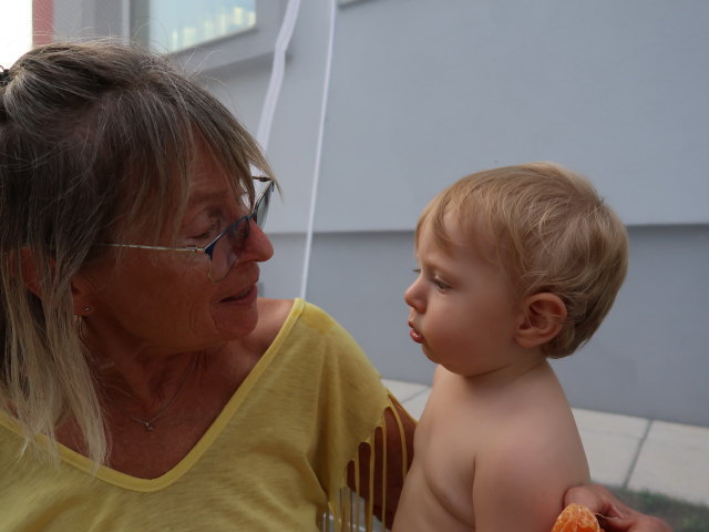 Mama und Nils im Garten meiner Eltern (4. Sep.)