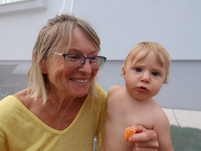 Mama und Nils im Garten meiner Eltern (4. Sep.)