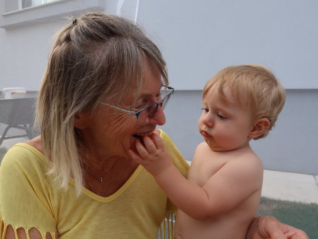 Mama und Nils im Garten meiner Eltern (4. Sep.)