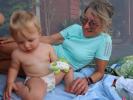 Nils und Mama im Garten meiner Eltern (3. Sep.)