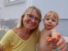 Mama und Nils im Garten meiner Eltern (4. Sep.)