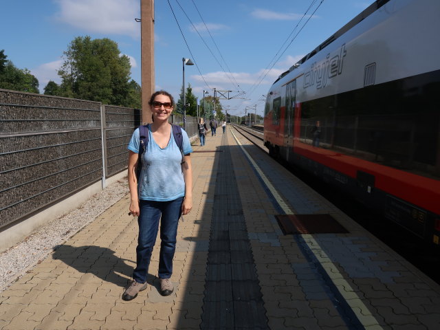 Sabine im Bahnhof Pottschach, 398 m