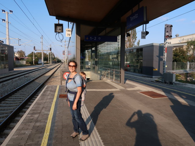 Sabine und Nils im Bahnhof Ternitz, 393 m