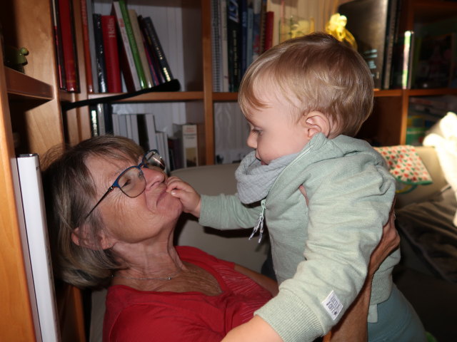 Mama und Nils im Haus meiner Eltern