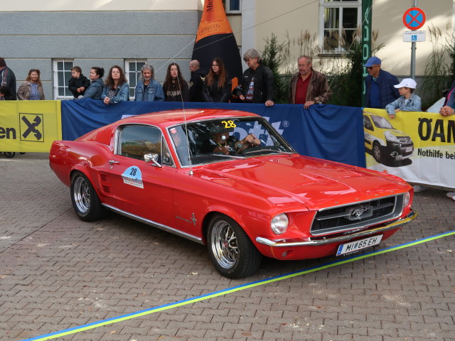 Ford Mustang Fastback am Rathausplatz