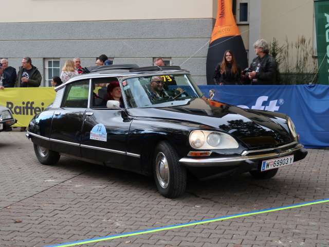 Citroen D Super am Rathausplatz