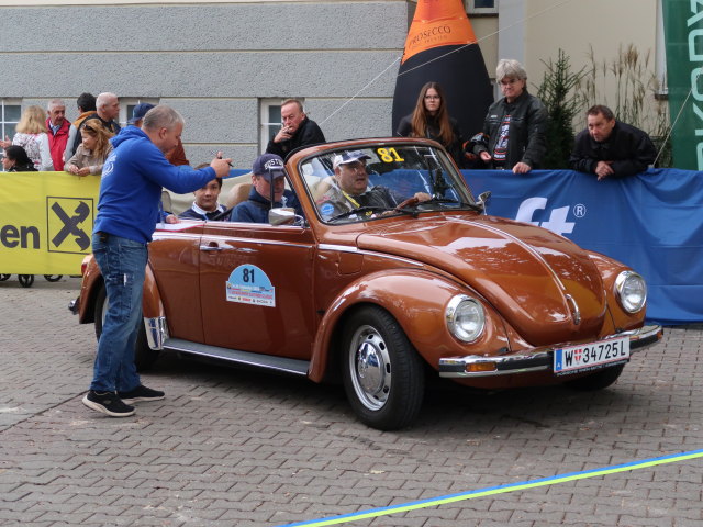 VW Käfer 1303 Cabrio am Rathausplatz