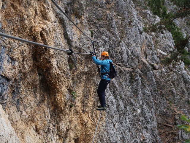 Matthias-Prinner-Klettersteig: Gabriele auf der Seilbrücke