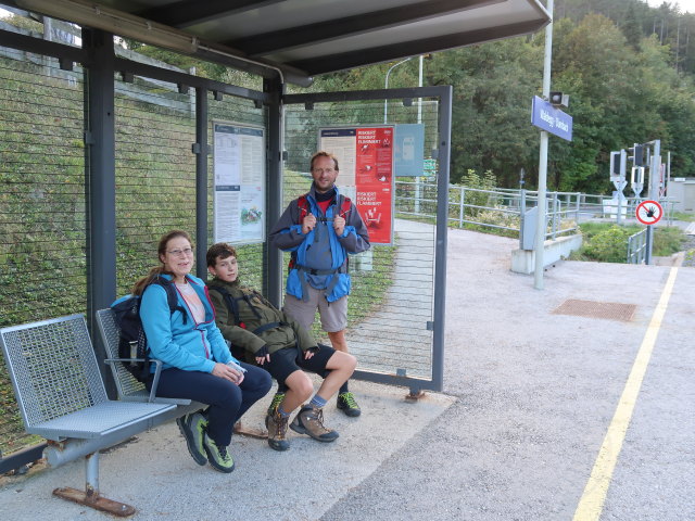 Gabriele, Christian und Jörg im Bahnhof Waldegg-Dürnbach, 372 m