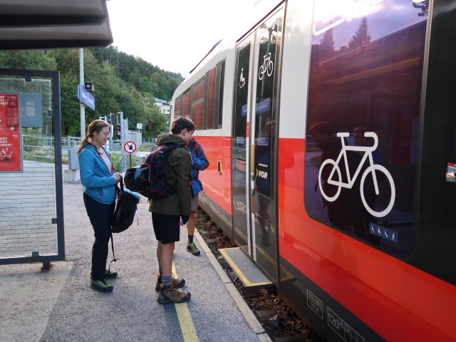 Gabriele, Christian und Jörg im Bahnhof Waldegg-Dürnbach, 372 m