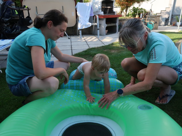 Sabine, Nils und Mama im Garten meiner Eltern (3. Sep.)