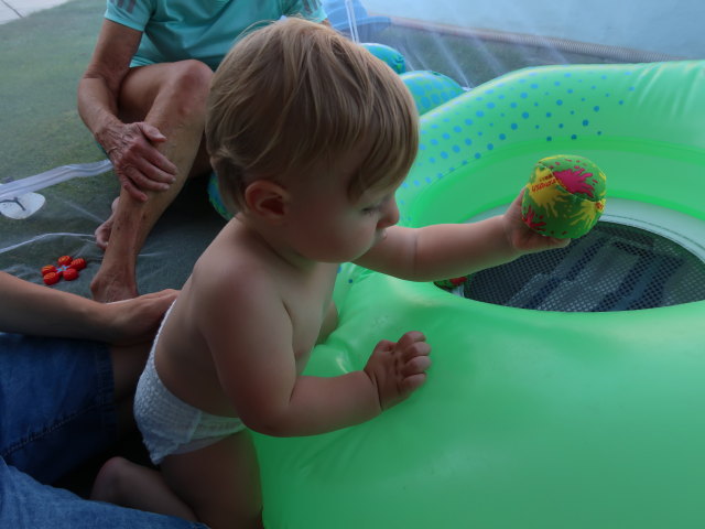 Sabine, Mama und Nils im Garten meiner Eltern (3. Sep.)