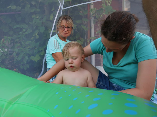 Mama, Nils und Sabine im Garten meiner Eltern (3. Sep.)