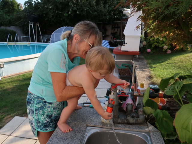 Mama und Nils im Garten meiner Eltern (3. Sep.)