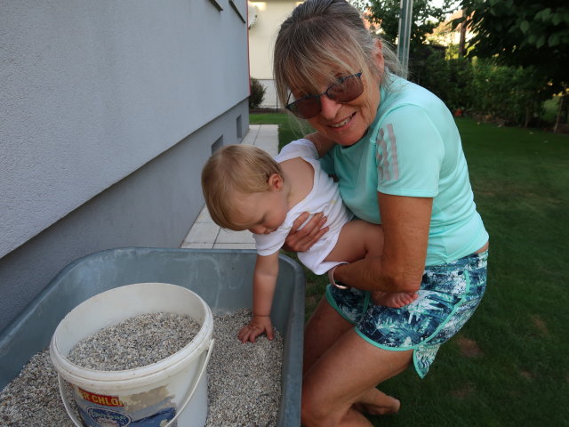 Nils und Mama im Garten meiner Eltern (3. Sep.)