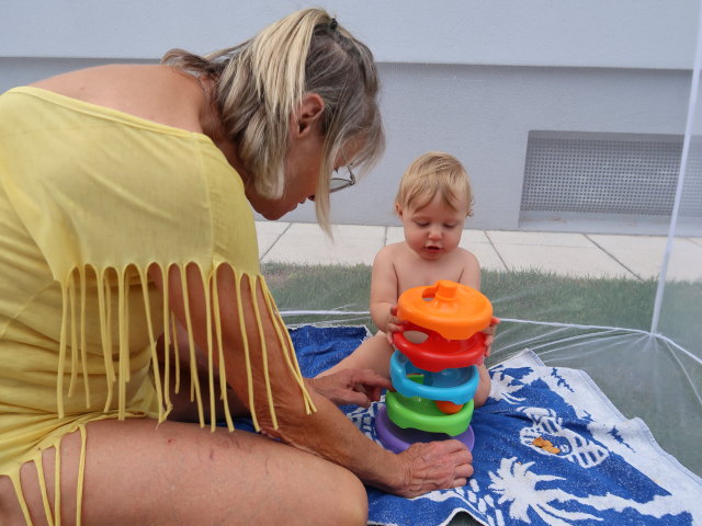 Mama und Nils im Garten meiner Eltern (4. Sep.)