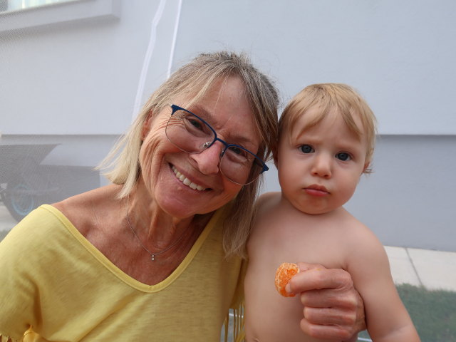 Mama und Nils im Garten meiner Eltern (4. Sep.)