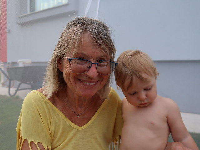 Mama und Nils im Garten meiner Eltern (4. Sep.)